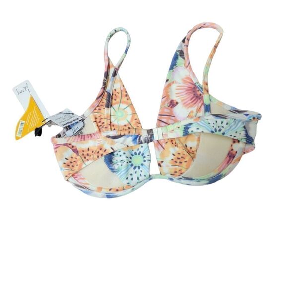 4/$16- Floral Top  - Picture 2 of 4